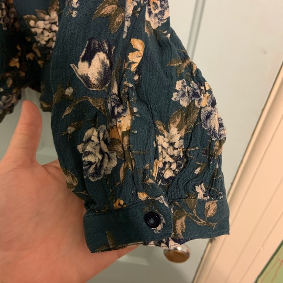 American Eagle Blue Floral Flowy Top - Picture 3 of 3